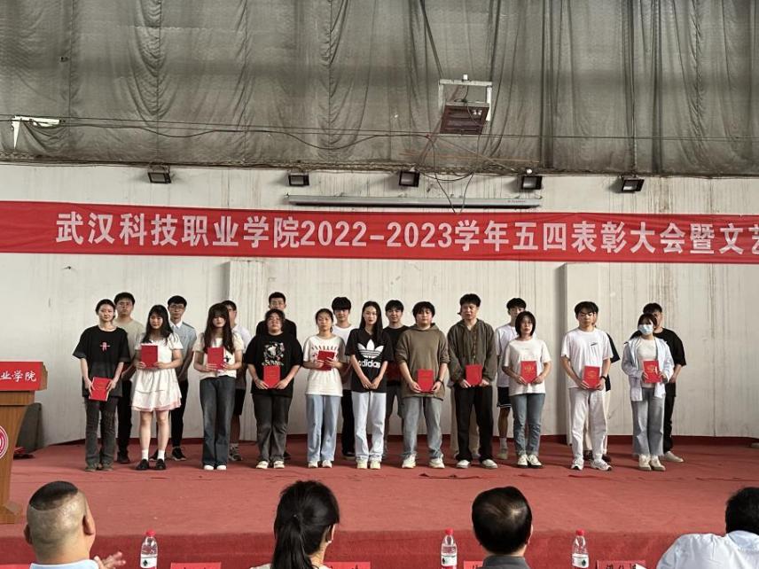 beat365举办2022-2023学年“五四”表彰大会暨文艺汇演