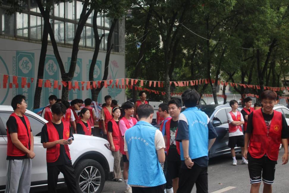 beat365顺利开展迎接2023级新生报道工作