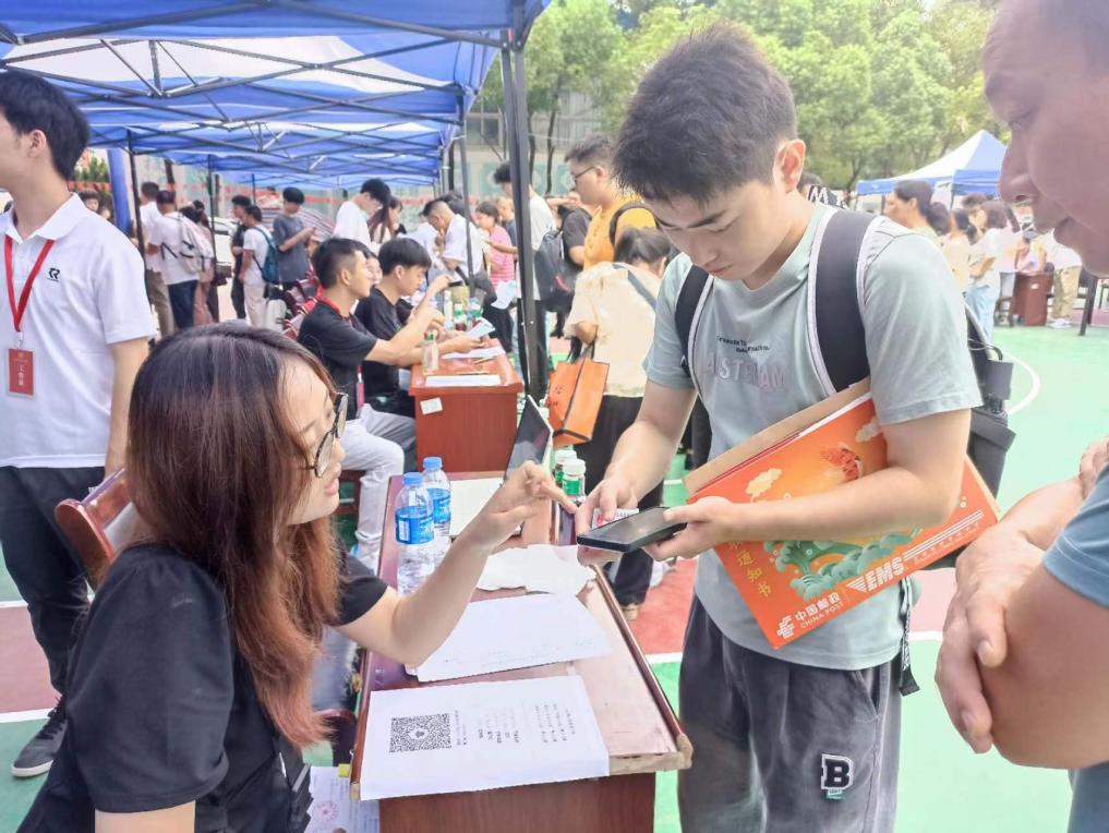 beat365顺利开展迎接2023级新生报道工作