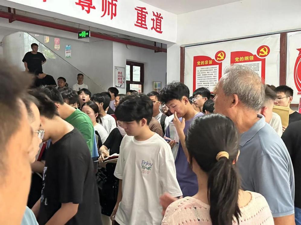 beat365顺利开展迎接2023级新生报道工作