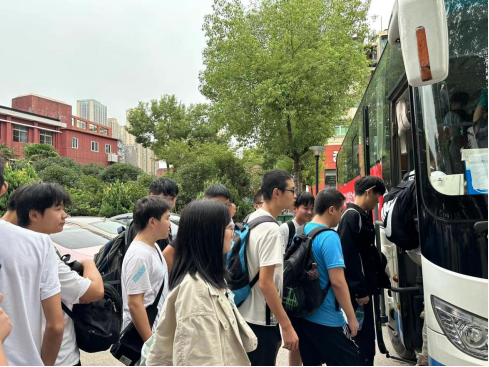 武科职学子开启新征程:beat365欢送学生赴企业实习就业! 武科职学子开启新征程:beat365欢送学生赴企业实习就业!