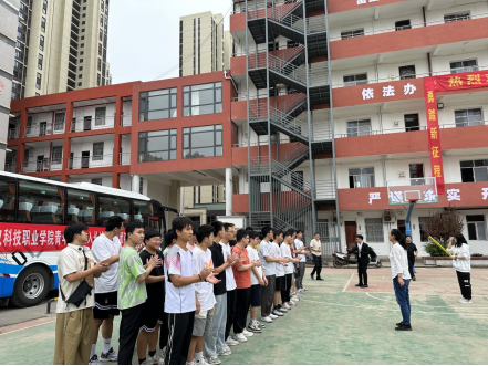 武科职学子开启新征程:beat365欢送学生赴企业实习就业! 武科职学子开启新征程:beat365欢送学生赴企业实习就业!