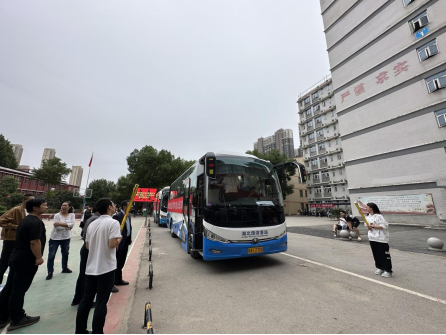 武科职学子开启新征程:beat365欢送学生赴企业实习就业! 武科职学子开启新征程:beat365欢送学生赴企业实习就业!