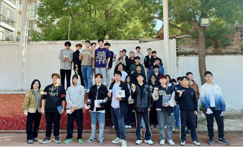 纸飞机大赛激发创新思维，展现飞行梦想