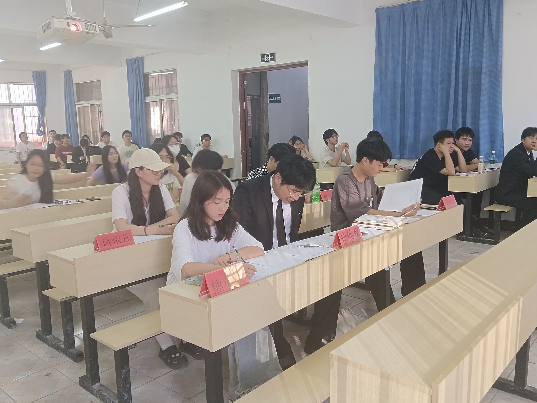 青春之声,激荡思想火花 2024年“悦学习·跃青春—百生讲坛”校赛 青春之声,激荡思想火花 2024年“悦学习·跃青春—百生讲坛”校赛