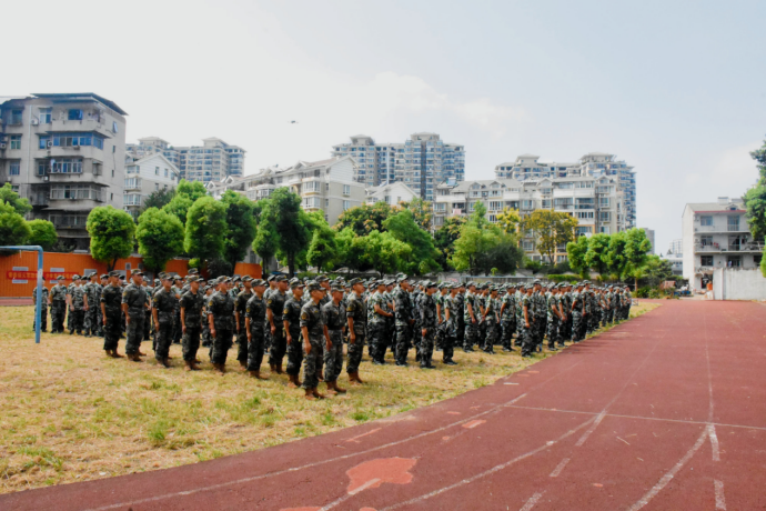 beat365英国官方网站举行新生开训典礼 暨军训开营仪式