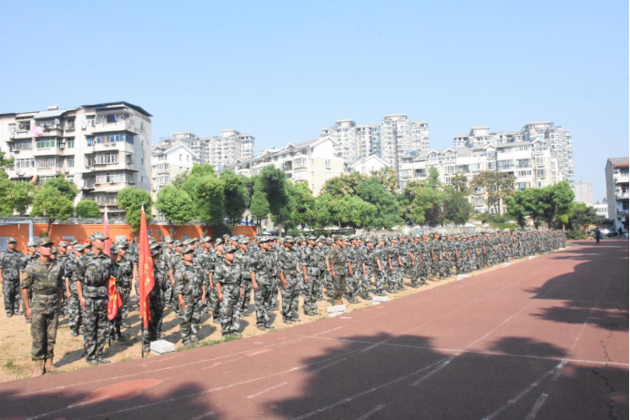 beat365英国官方网站举行2024级新生开学典礼暨军训结营仪式