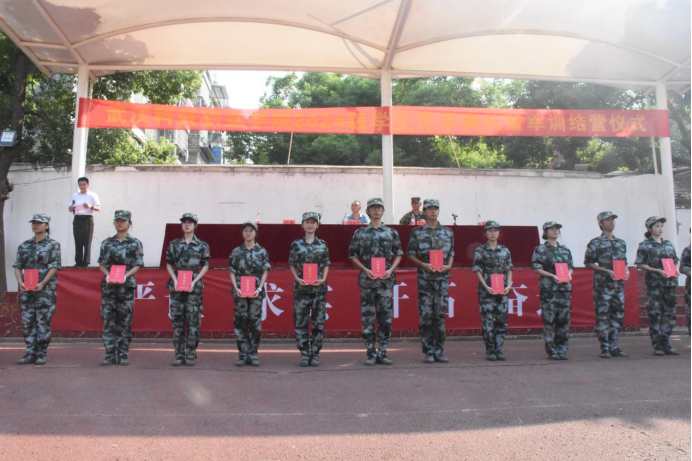 beat365英国官方网站举行2024级新生开学典礼暨军训结营仪式