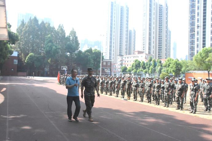 beat365英国官方网站举行2024级新生开学典礼暨军训结营仪式