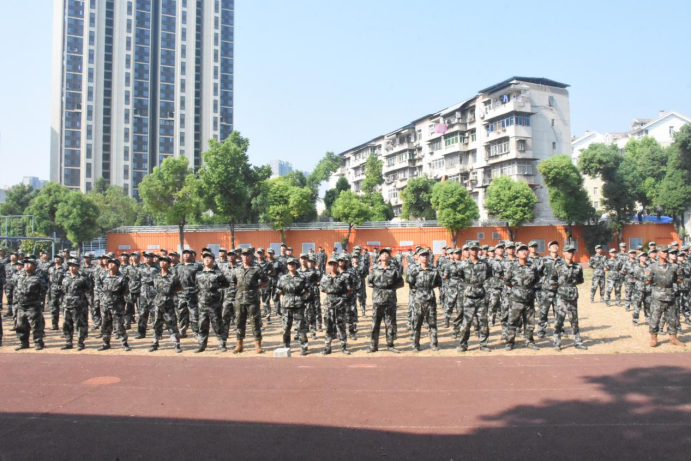 beat365英国官方网站举行2024级新生开学典礼暨军训结营仪式