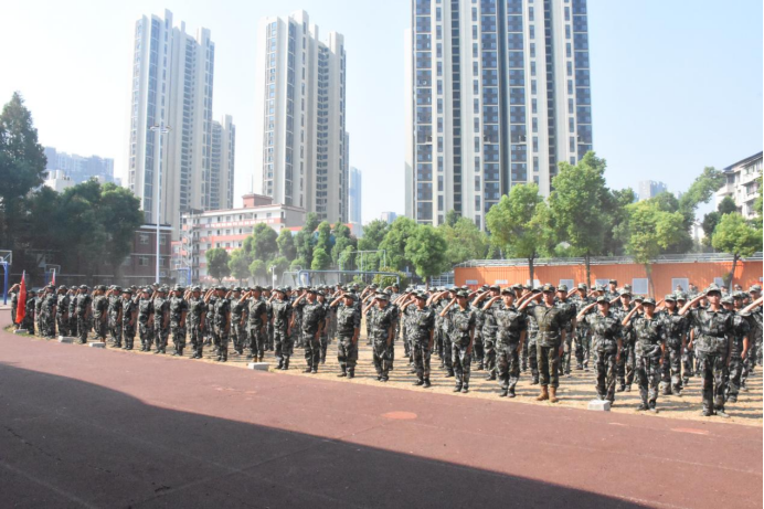 beat365英国官方网站举行2024级新生开学典礼暨军训结营仪式