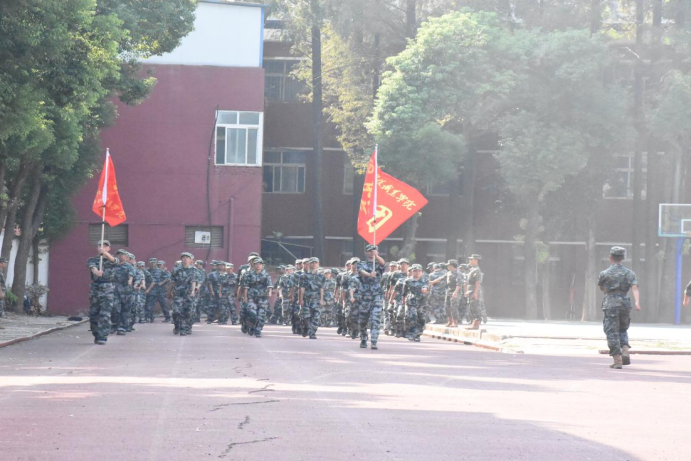 beat365英国官方网站举行2024级新生开学典礼暨军训结营仪式