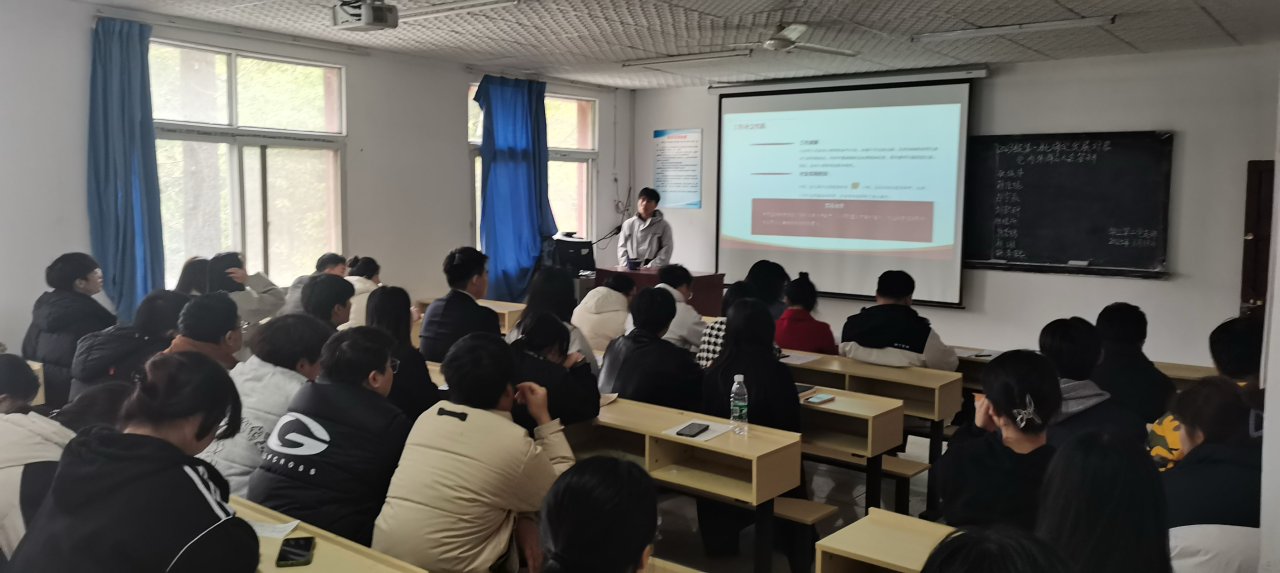 “答”入党初心，“辩”青春担当