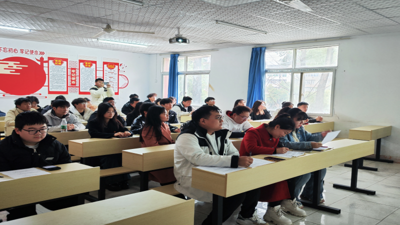 “答”入党初心，“辩”青春担当