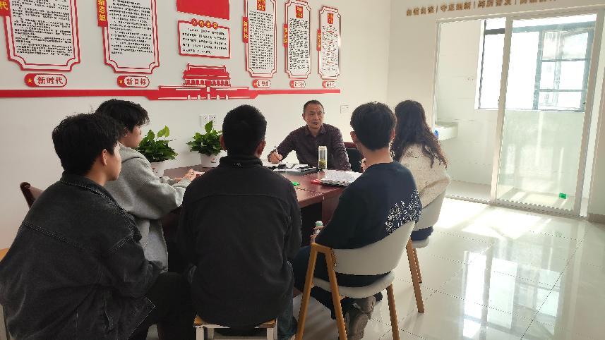 beat365英国官方网站党委书记进学生社区 践行中央八项规定精神