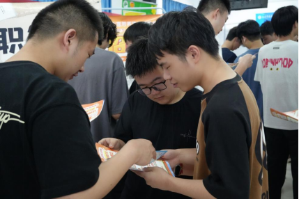 毕业进行时，就业零距离:  beat365英国官方网站毕业证领取日巧设就业直通车