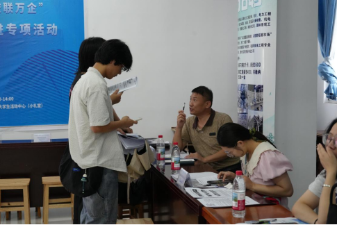 毕业进行时，就业零距离:  beat365英国官方网站毕业证领取日巧设就业直通车