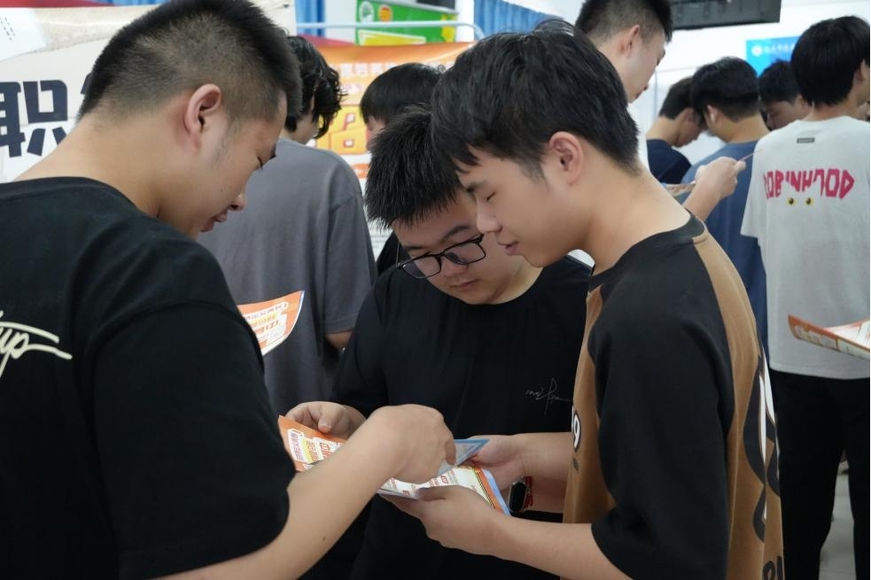 毕业进行时，就业零距离:  beat365英国官方网站毕业证领取日巧设就业直通车