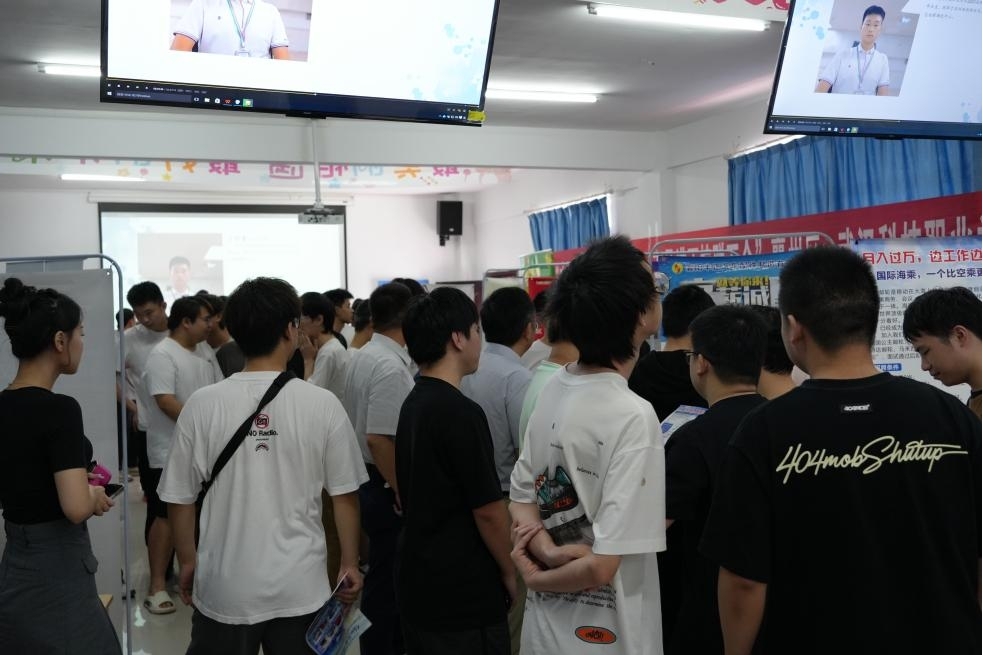 毕业进行时，就业零距离:  beat365英国官方网站毕业证领取日巧设就业直通车