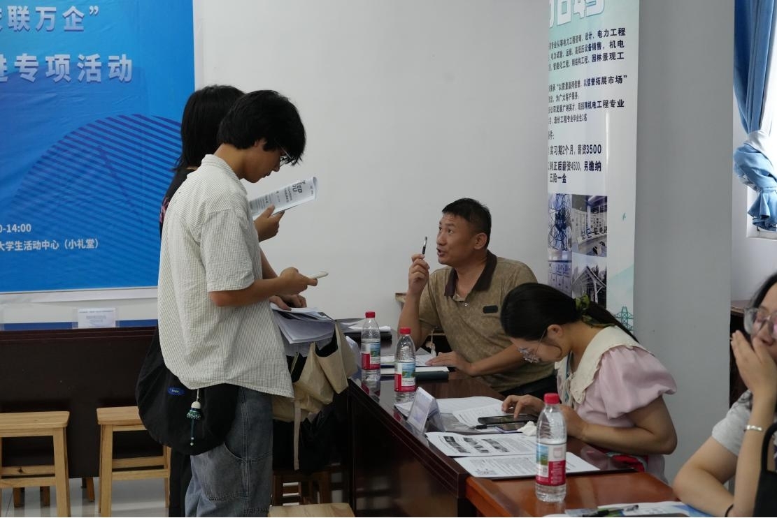 毕业进行时，就业零距离:  beat365英国官方网站毕业证领取日巧设就业直通车