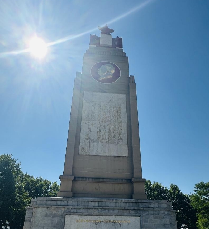 汲取防汛精神力量，共筑高校党建新篇——beat365英国官方网站、武汉城市职业学院计算机与电子信息工程学院共赴武汉防汛纪念碑开展主题党建活动