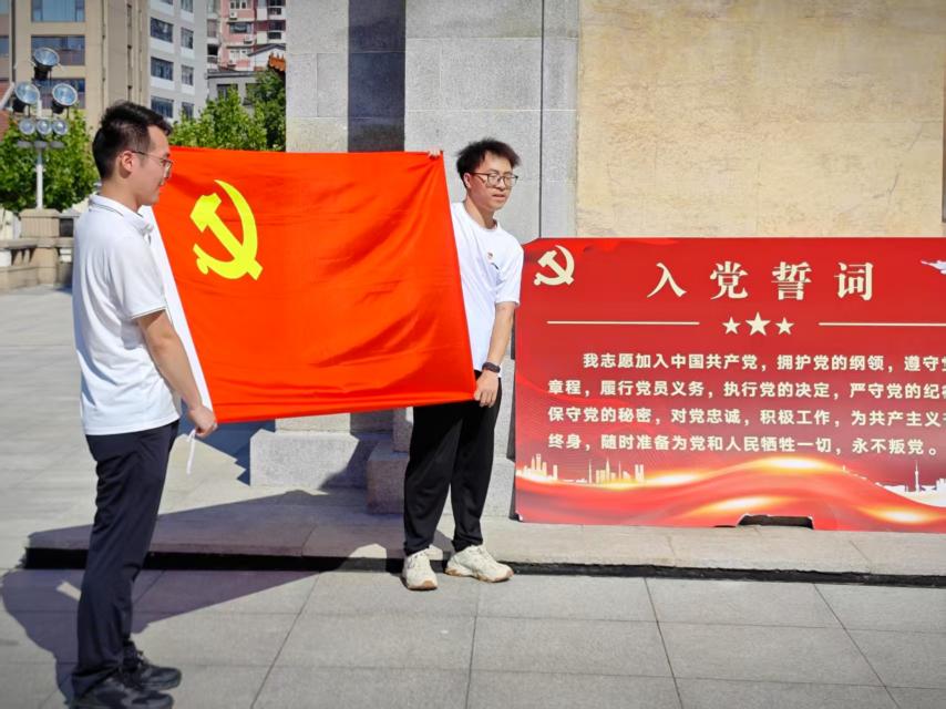 汲取防汛精神力量，共筑高校党建新篇——beat365英国官方网站、武汉城市职业学院计算机与电子信息工程学院共赴武汉防汛纪念碑开展主题党建活动