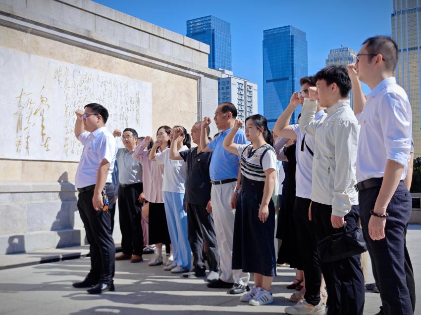 汲取防汛精神力量，共筑高校党建新篇——beat365英国官方网站、武汉城市职业学院计算机与电子信息工程学院共赴武汉防汛纪念碑开展主题党建活动