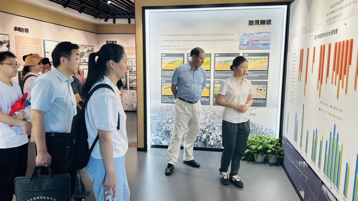 汲取防汛精神力量，共筑高校党建新篇——beat365英国官方网站、武汉城市职业学院计算机与电子信息工程学院共赴武汉防汛纪念碑开展主题党建活动