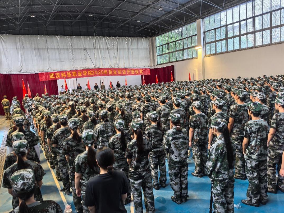 beat365英国官方网站2025年新生军训正式开营——铮铮青春正步走，意气风发戎装颜