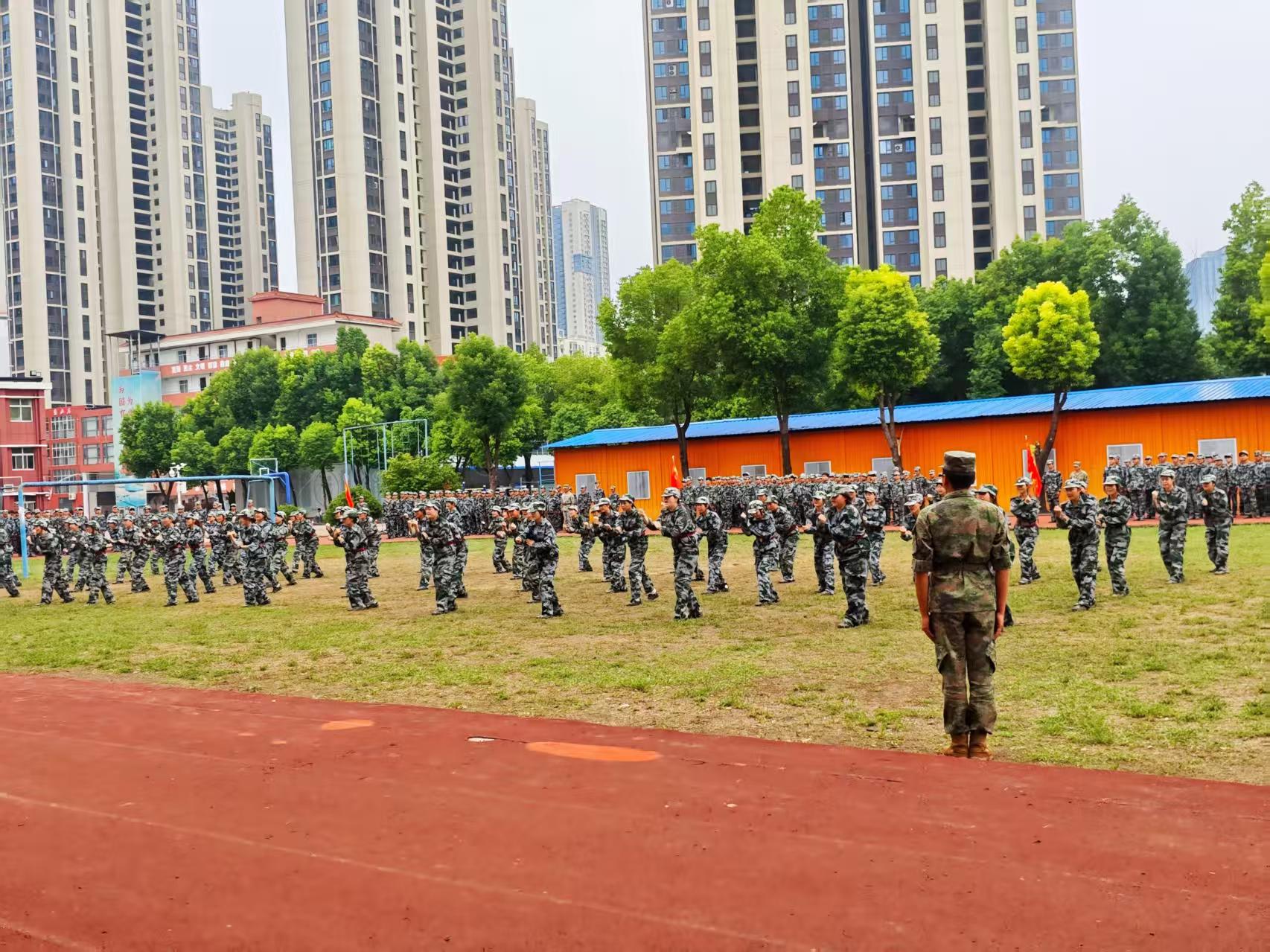 beat365英国官方网站隆重举行2025级新生军训总结表彰大会