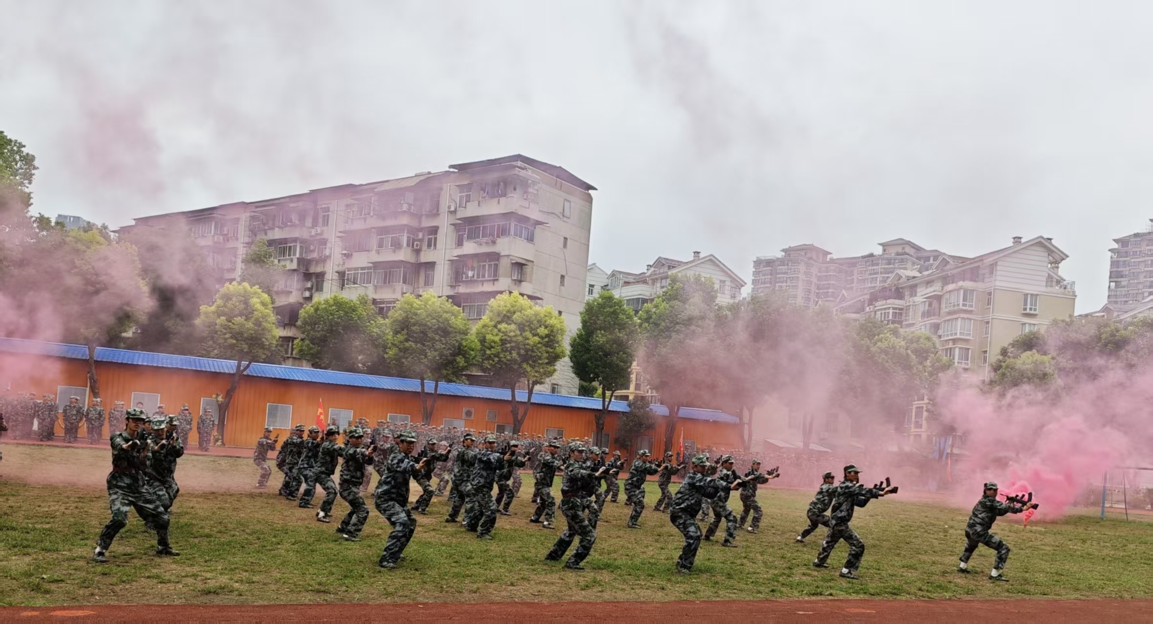 beat365英国官方网站隆重举行2025级新生军训总结表彰大会