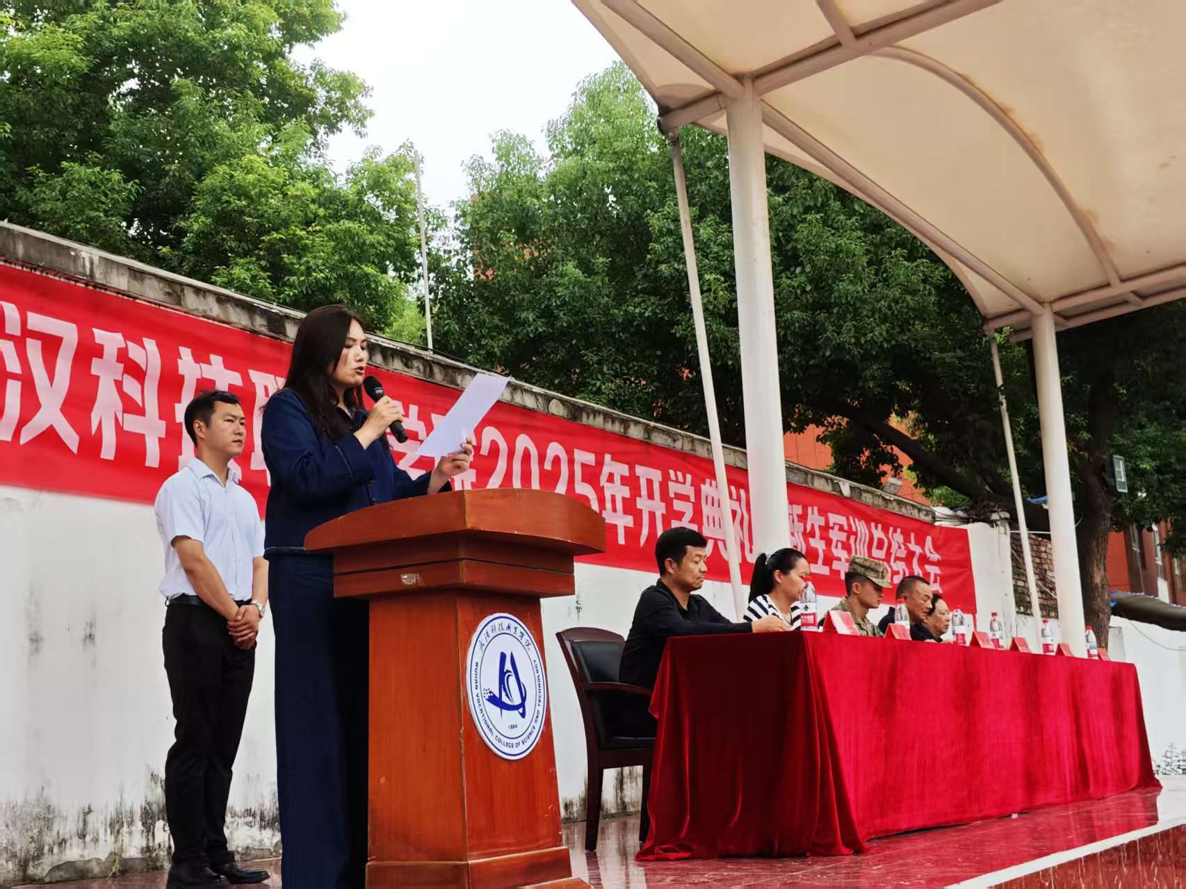 beat365英国官方网站隆重举行2025级新生军训总结表彰大会