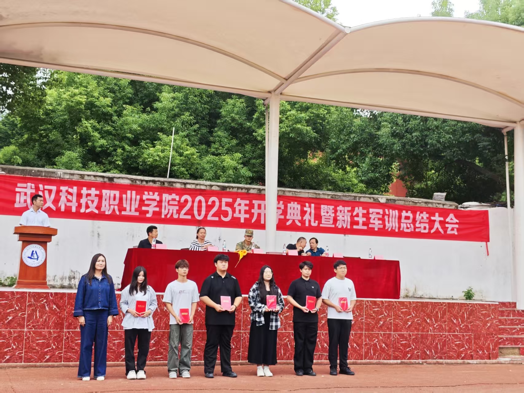 beat365英国官方网站隆重举行2025级新生军训总结表彰大会