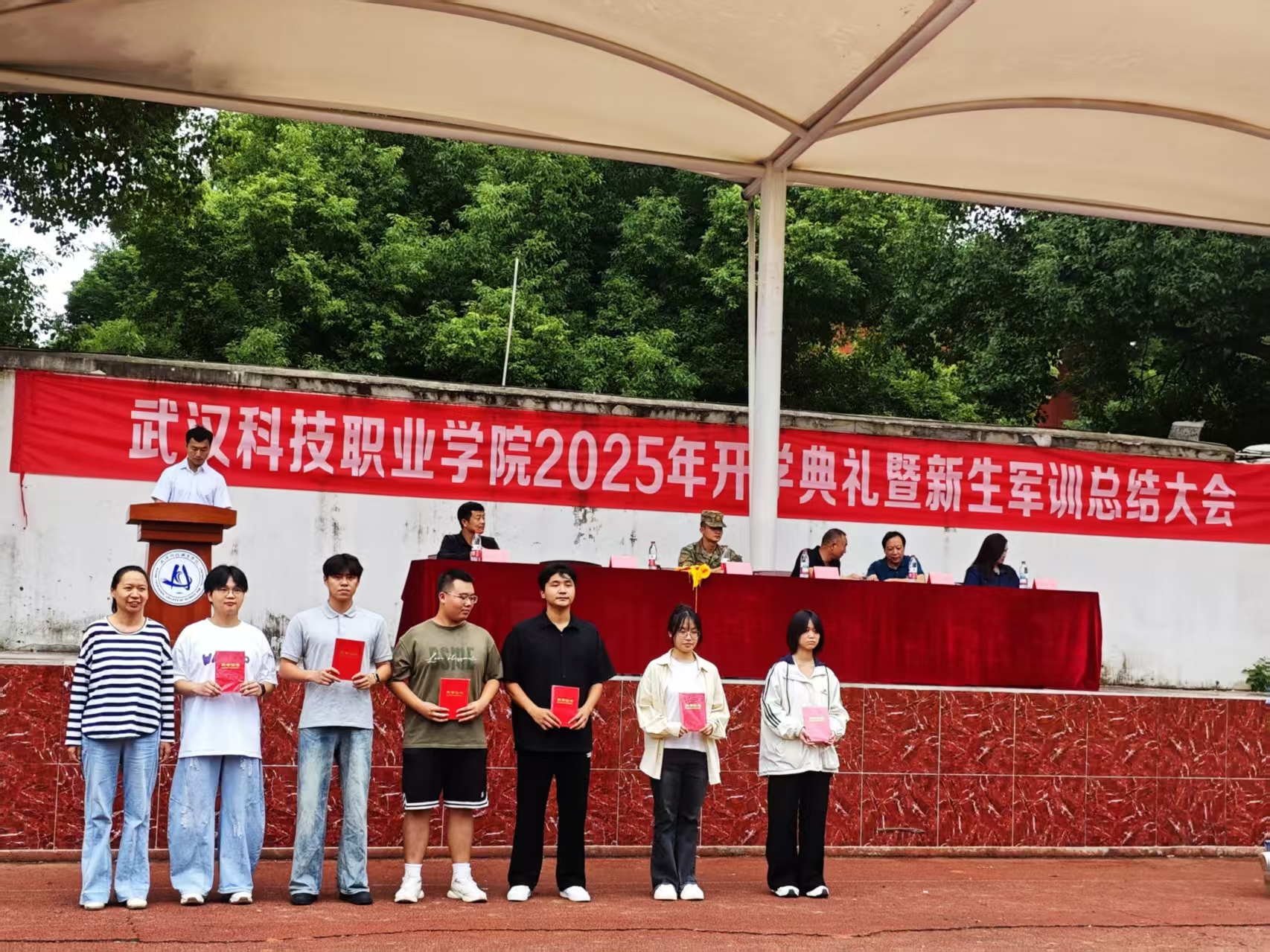 beat365英国官方网站隆重举行2025级新生军训总结表彰大会