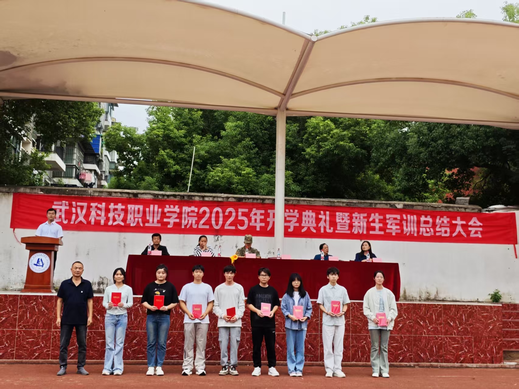 beat365英国官方网站隆重举行2025级新生军训总结表彰大会