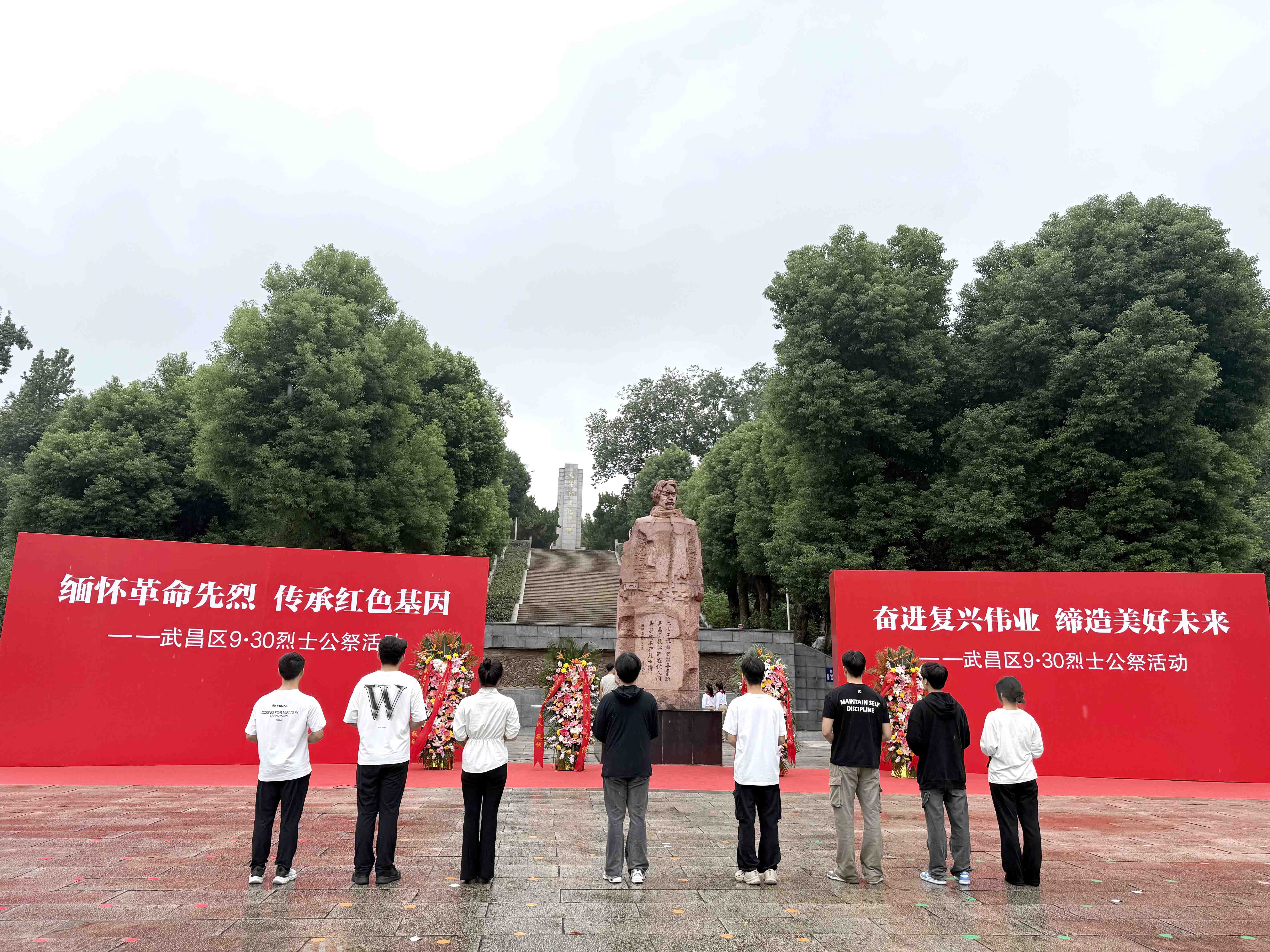 风雨寄哀思，精神永传承 ——beat365师生赴施洋烈士陵园开展祭扫活动