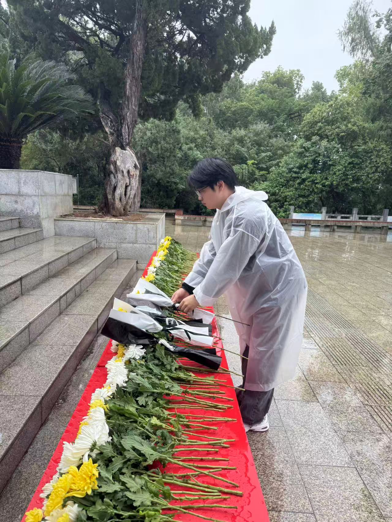 风雨寄哀思，精神永传承 ——beat365师生赴施洋烈士陵园开展祭扫活动