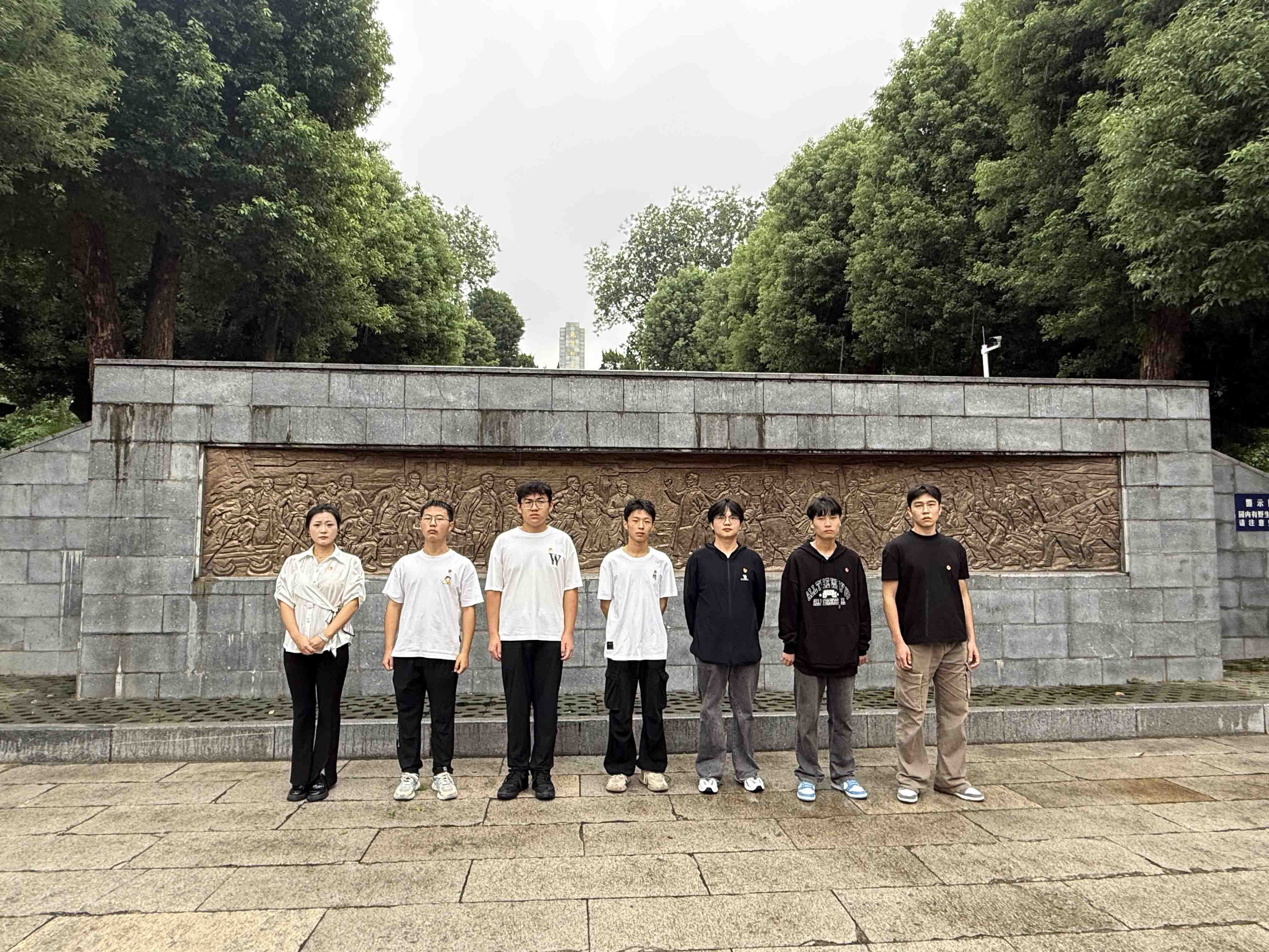 风雨寄哀思，精神永传承 ——beat365师生赴施洋烈士陵园开展祭扫活动