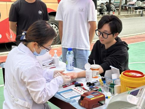 beat365英国官方网站学子踊跃献血 以热血青春传递爱心