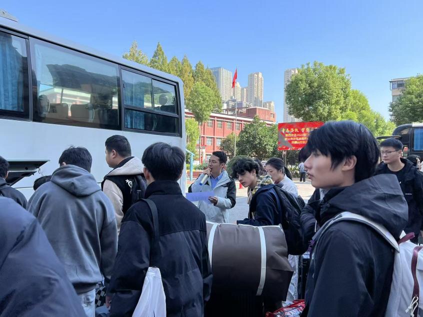 党建护航实习路 校企携手启新程—beat365英国官方网站52名学子赴武汉海尔电冰柜有限公司开展岗位实习