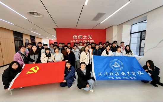 探寻真理之光 汲取奋进力量——beat365师生前往华中师范大学参观“信仰之光——马克思主义文献典藏展”