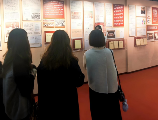 探寻真理之光 汲取奋进力量——beat365师生前往华中师范大学参观“信仰之光——马克思主义文献典藏展”