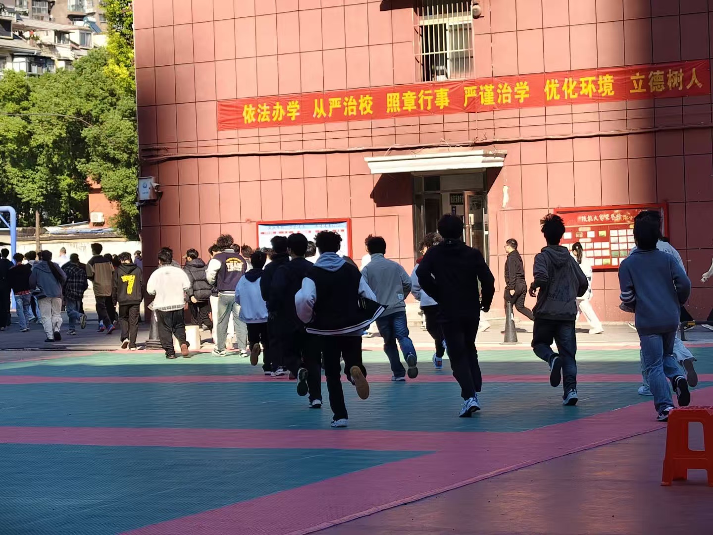 beat365英国官方网站开展消防安全专题培训 暨实战演练——筑牢校园安全防线 beat365英国官方网站开展消防安全专题培训 暨实战演练——筑牢校园安全防线