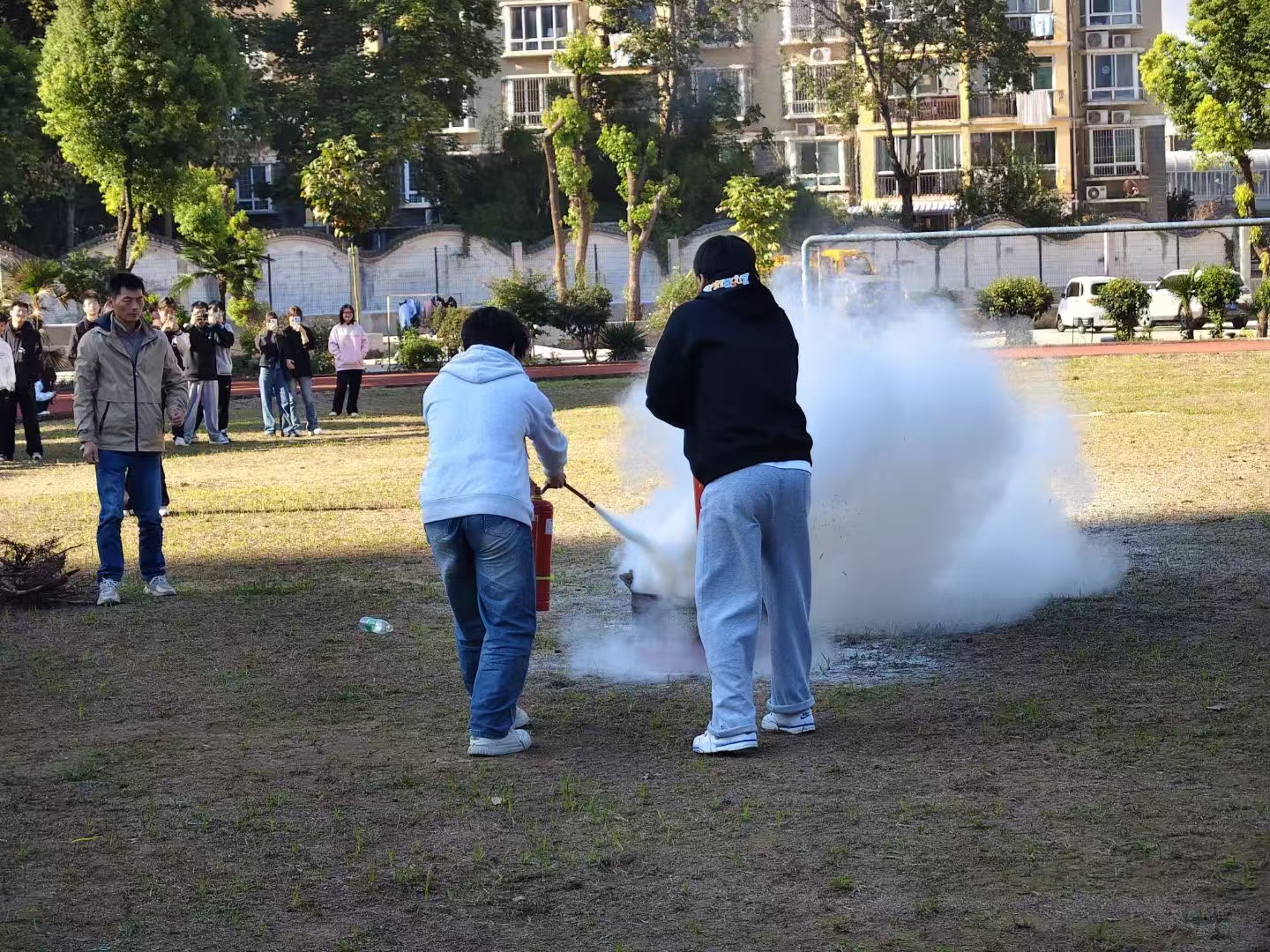 beat365英国官方网站开展消防安全专题培训 暨实战演练——筑牢校园安全防线 beat365英国官方网站开展消防安全专题培训 暨实战演练——筑牢校园安全防线