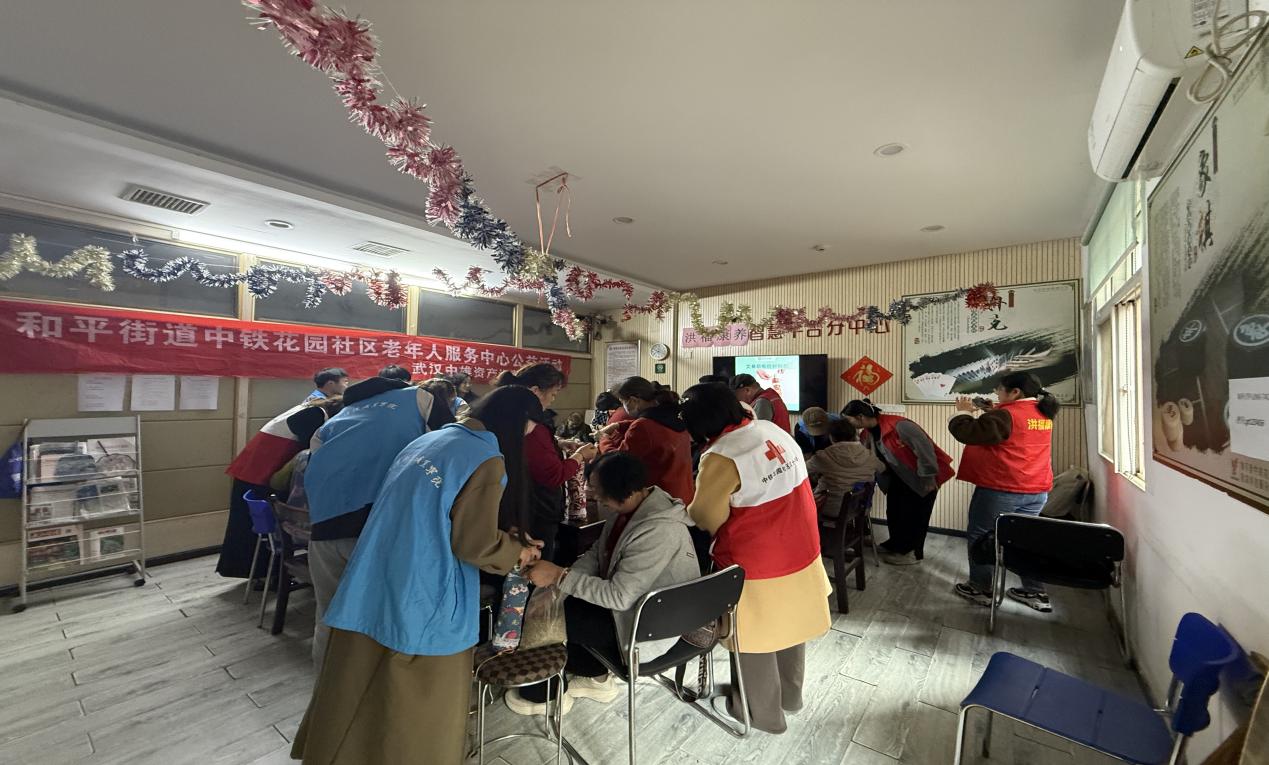 情暖重阳,枕护安康——beat365英国官方网站志愿者与长者共制艾草腰枕,乐享健康阳光 情暖重阳,枕护安康——beat365英国官方网站志愿者与长者共制艾草腰枕,乐享健康阳光