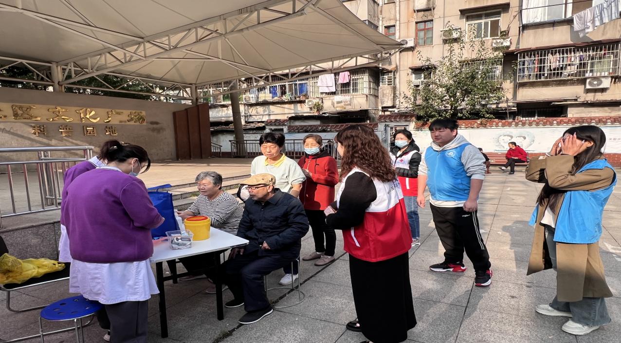 情暖重阳,枕护安康——beat365英国官方网站志愿者与长者共制艾草腰枕,乐享健康阳光 情暖重阳,枕护安康——beat365英国官方网站志愿者与长者共制艾草腰枕,乐享健康阳光