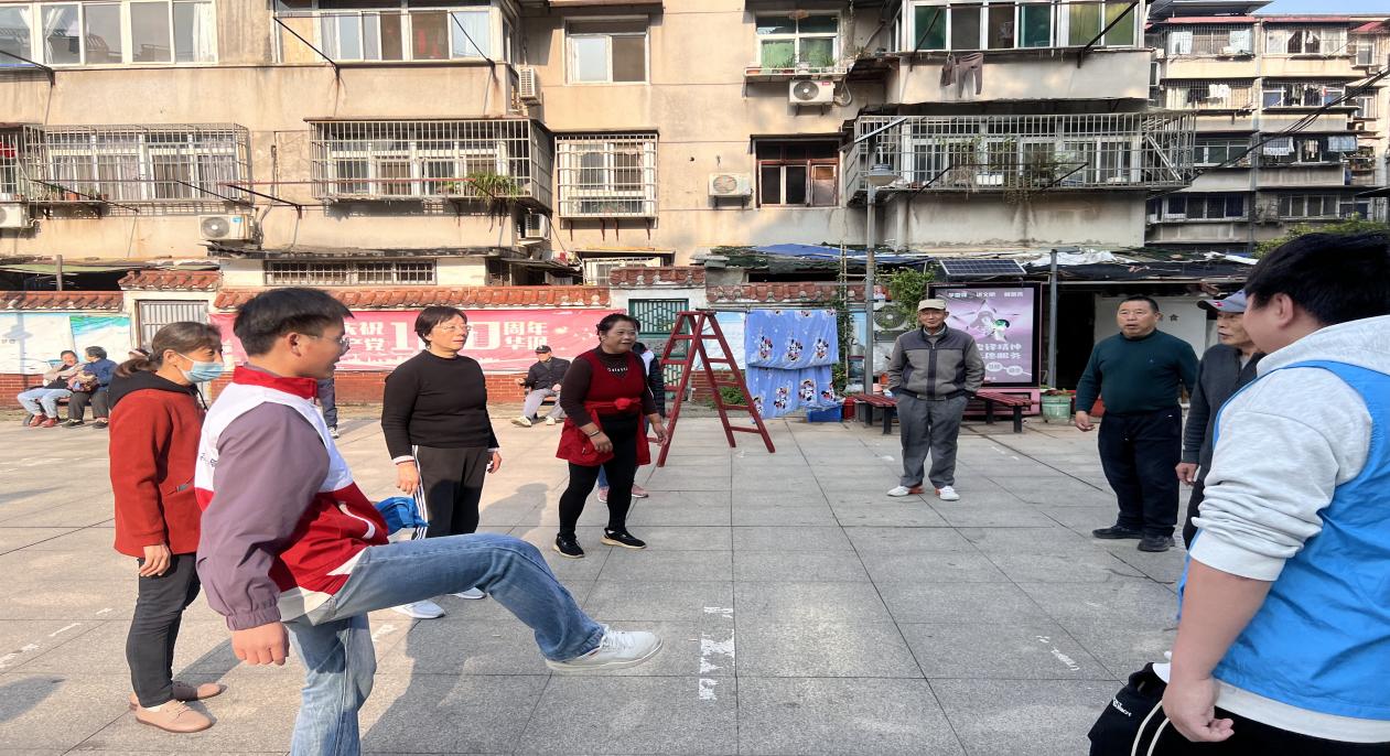 情暖重阳,枕护安康——beat365英国官方网站志愿者与长者共制艾草腰枕,乐享健康阳光 情暖重阳,枕护安康——beat365英国官方网站志愿者与长者共制艾草腰枕,乐享健康阳光