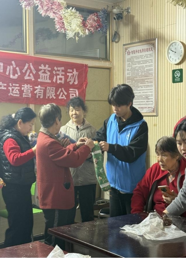 情暖重阳,枕护安康——beat365英国官方网站志愿者与长者共制艾草腰枕,乐享健康阳光 情暖重阳,枕护安康——beat365英国官方网站志愿者与长者共制艾草腰枕,乐享健康阳光