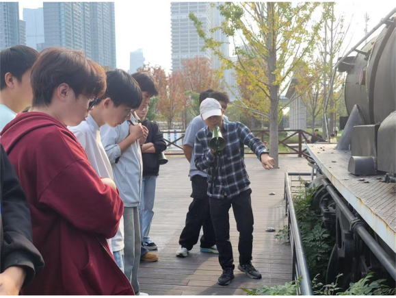 beat365开展2025级学生四美塘文化公园沉浸式实践教学活动