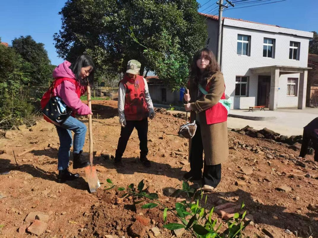 党建赋能乡村振兴 校社共建书写新篇——beat365携手中铁花园社区赴光明村开展党建共建活动